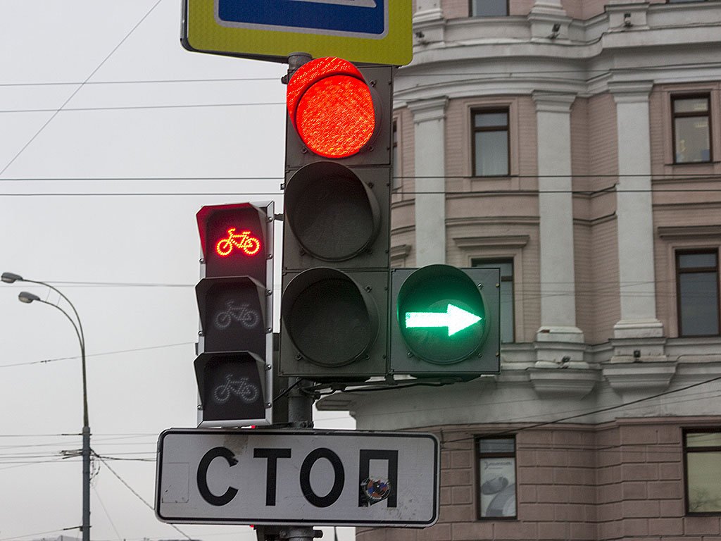 Светофор на комендантском. Велосипедный светофор. Светофор для велосипедов. Круглый светофор. Красный светофор.