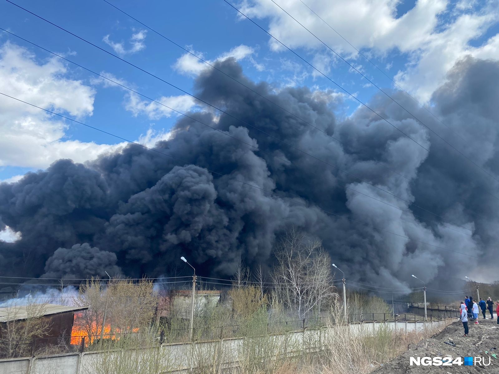 Черный дым что горит. Пожар фото. Пожар в Красноярске сейчас. Крупный пожар в Красноярске. Завод с дымом.
