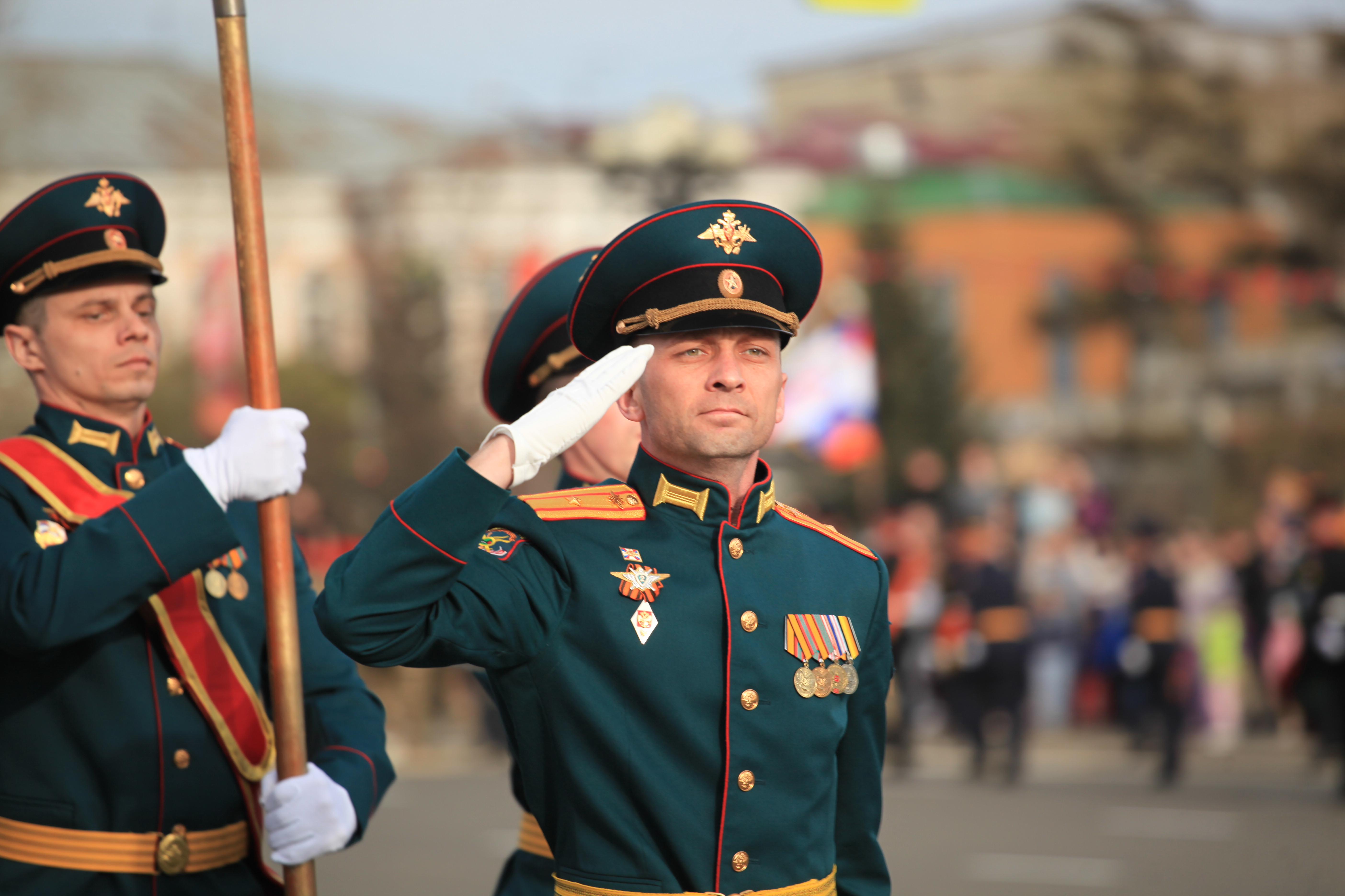 Участники парада победы. Знамёна участвующие в параде Победы. День Победы в Иркутске парад. Парад Победы 21. Трансляция парад Иркутск.