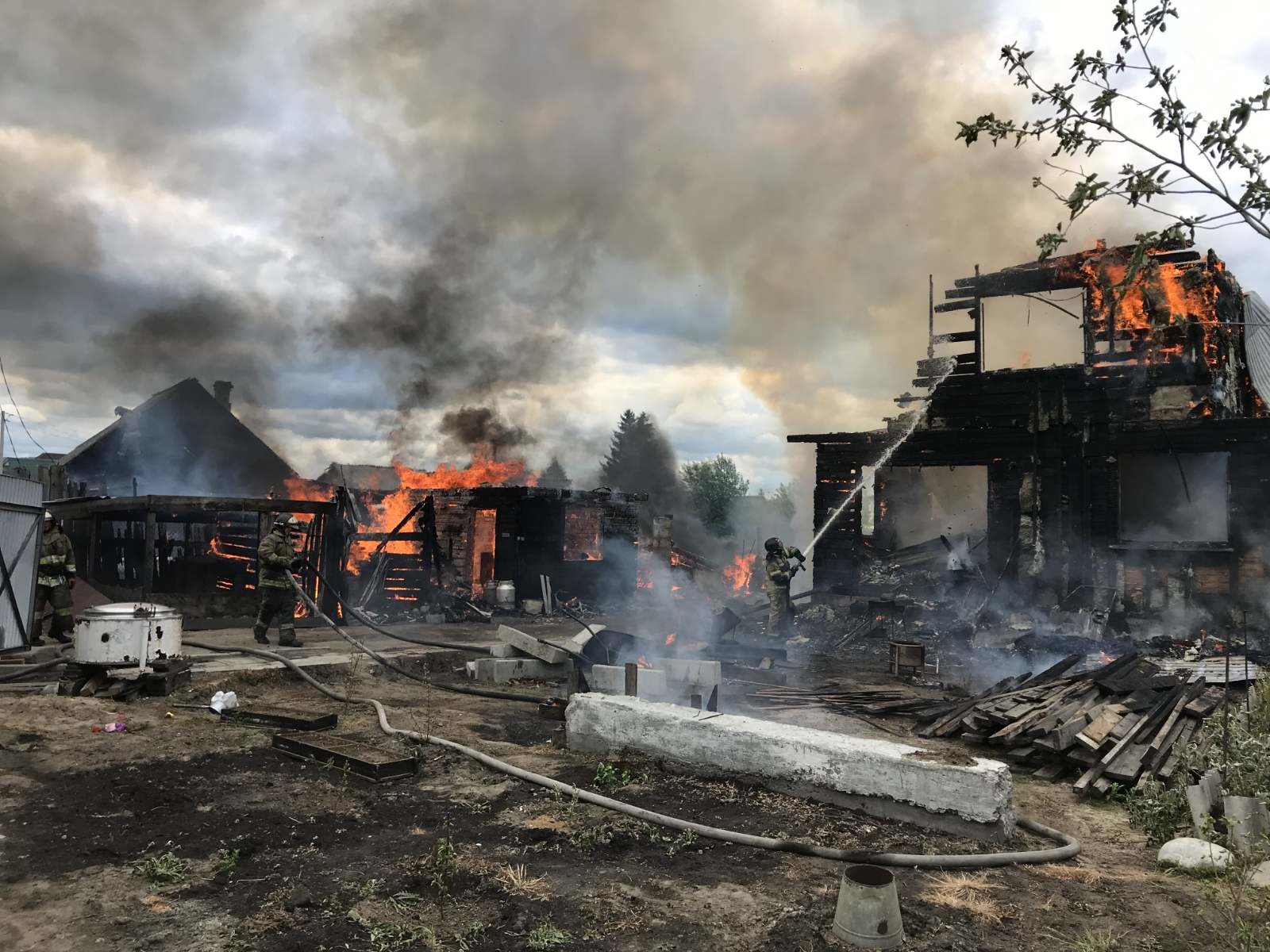 Пожар в чаре. Пожар. Пожар село Баклаши. Сгоревший дом.