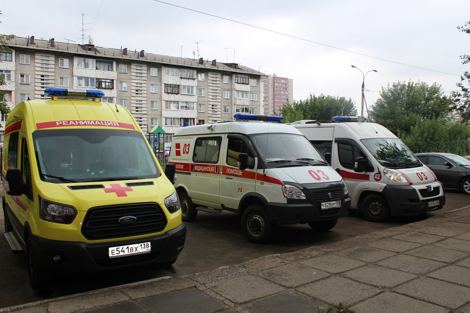 Авто иркутская область. Станция скорой медицинской помощи Иркутск. Автомобиль скорой помощи. Машина неотложной помощи. Работники скорой помощи.