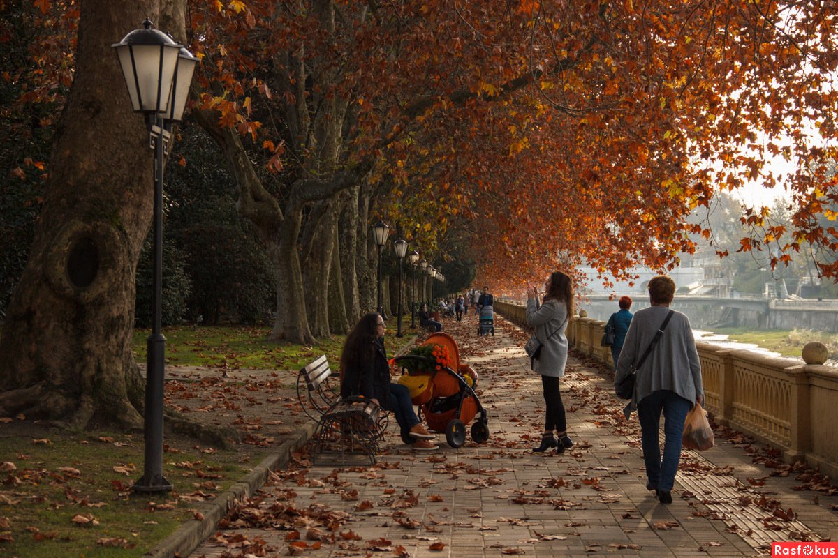 Гулял октябрь. Осенняя улица. Осенняя прогулка. Люди в городе осенью. Осенний парк с людьми.
