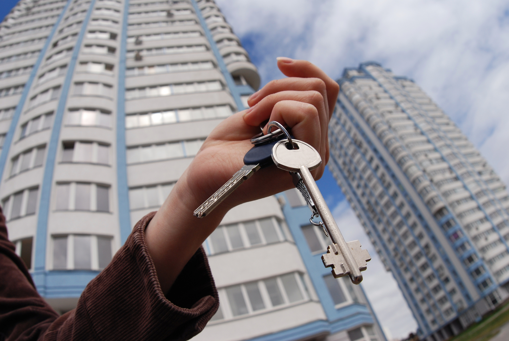 Жилье увольняемым. Ключи от квартиры. Квартира ключи. Ключи от квартиры в руке. Ключи от новой квартиры.