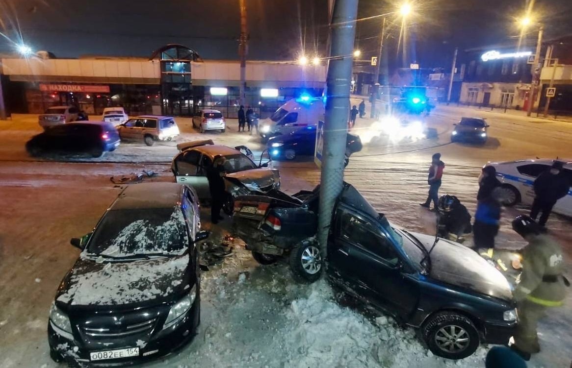 В Иркутске на пересечении Партизанской и Софьи Перовской произошла авария с  участием четырех машин - Происшествия - WEACOM.RU