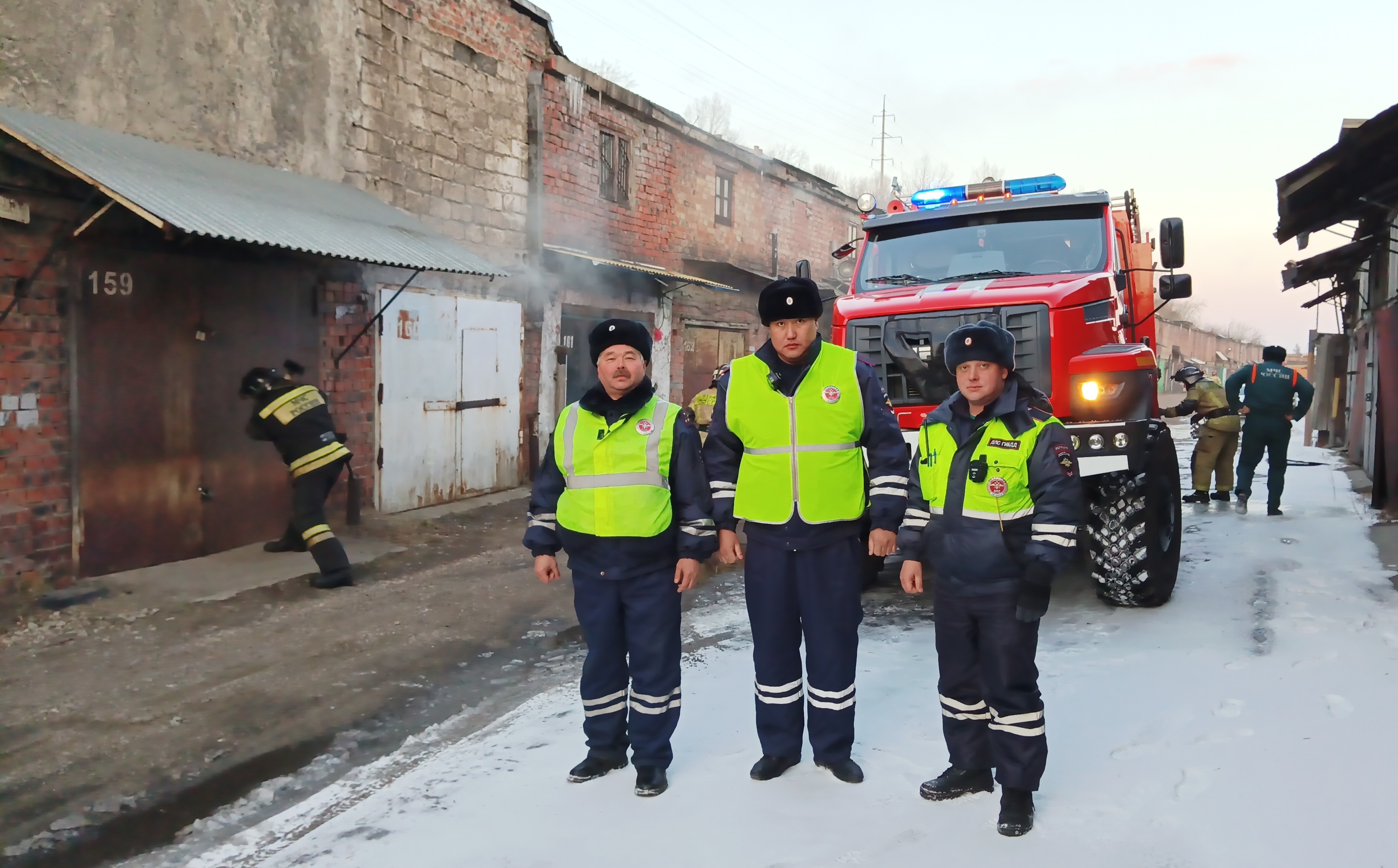 Сотрудники ГИБДД предотвратили пожар в гаражном кооперативе Иркутска  (Фоторепортаж) - Происшествия - WEACOM.RU