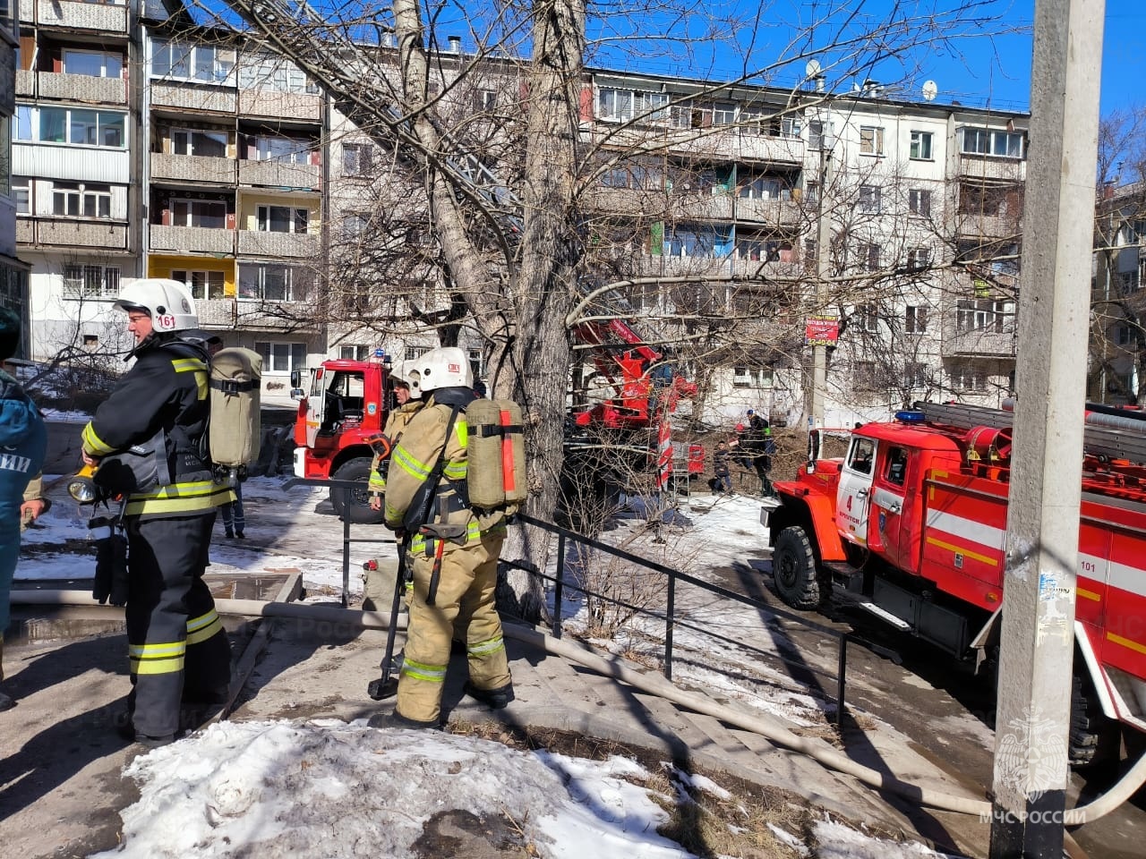 Восемь человек спасли сотрудники МЧС во время пожара на улице Маршала Конева  в Иркутске | 03.04.2023 | Новости Иркутска - БезФормата