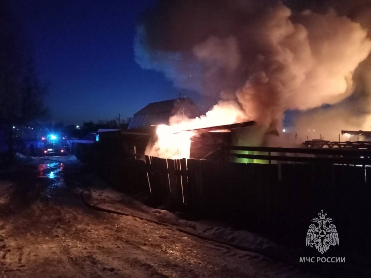 Четыре человека погибли на пожаре в дачном доме в Усть-Илимске | 23.04.2023  | Новости Иркутска - БезФормата