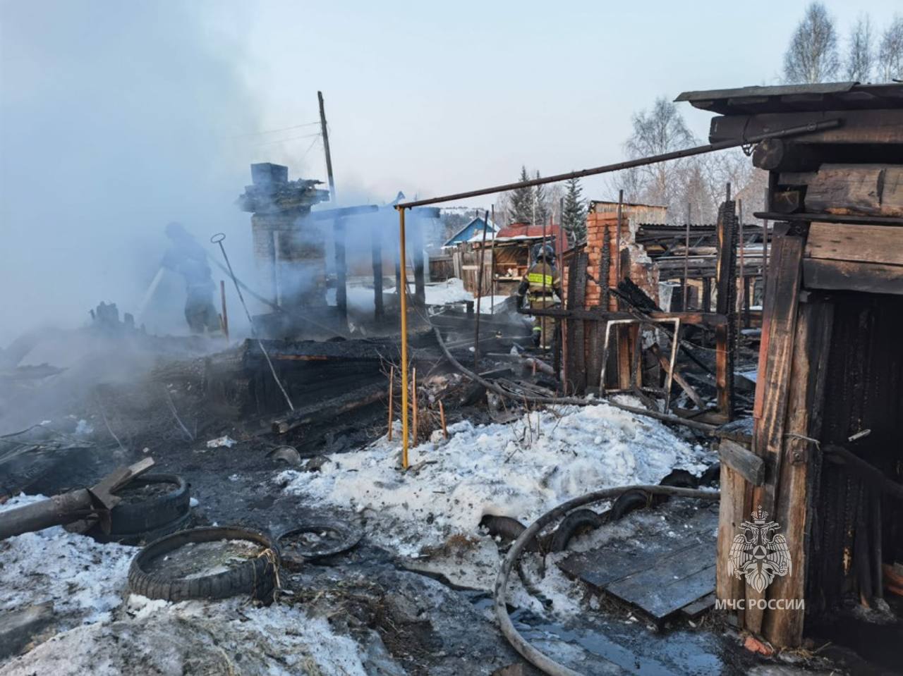 Четыре человека погибли на пожаре в дачном доме в Усть-Илимске | 23.04.2023  | Новости Иркутска - БезФормата