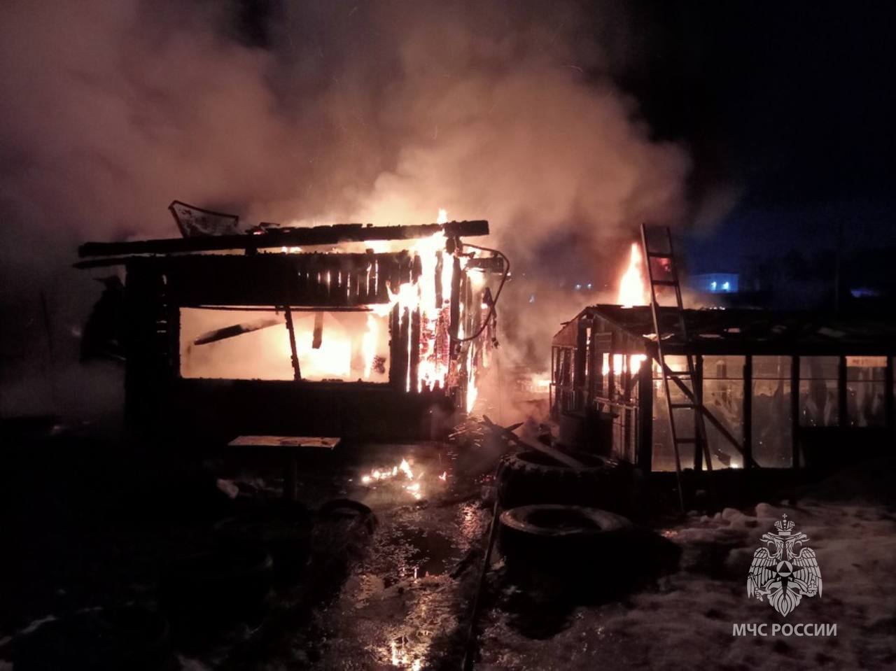 Четыре человека погибли на пожаре в дачном доме в Усть-Илимске | 23.04.2023  | Новости Иркутска - БезФормата