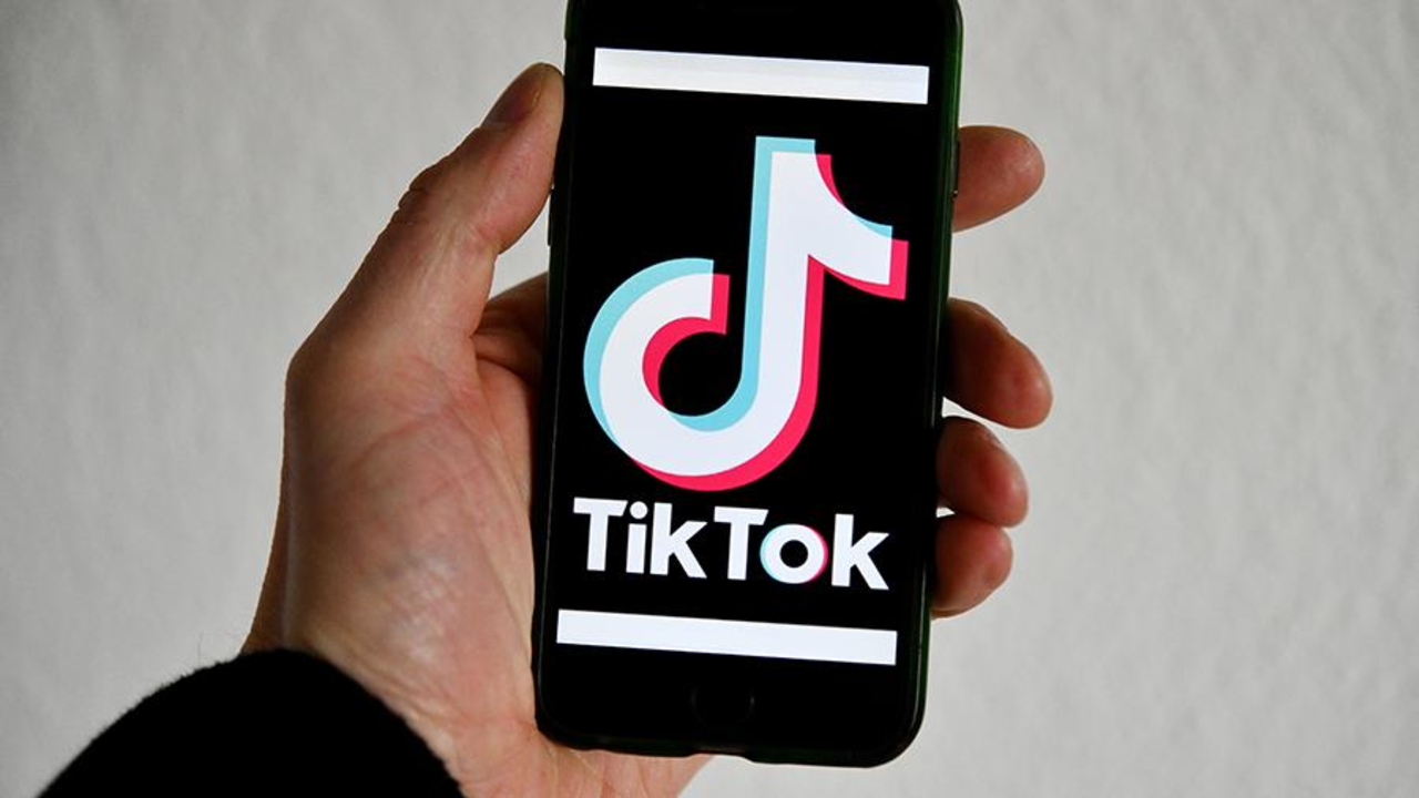 Tik tok сша. Тик ток. Титкт. Тик ток на смартфоне. Мобильник тик ток.