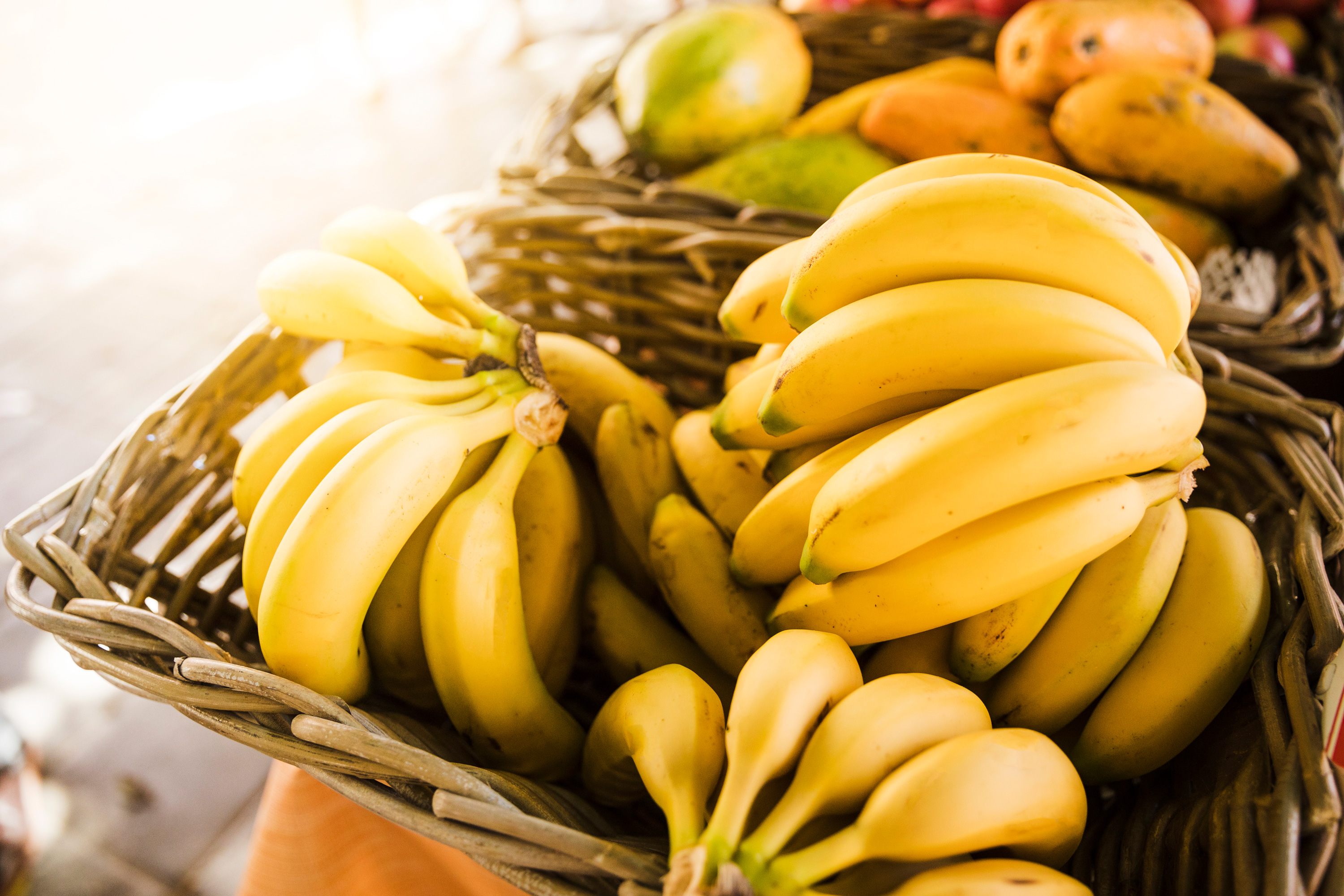 Как дольше сохранить бананы. Банан. Корзина с бананами. Банан фото. Эквадор бананы.