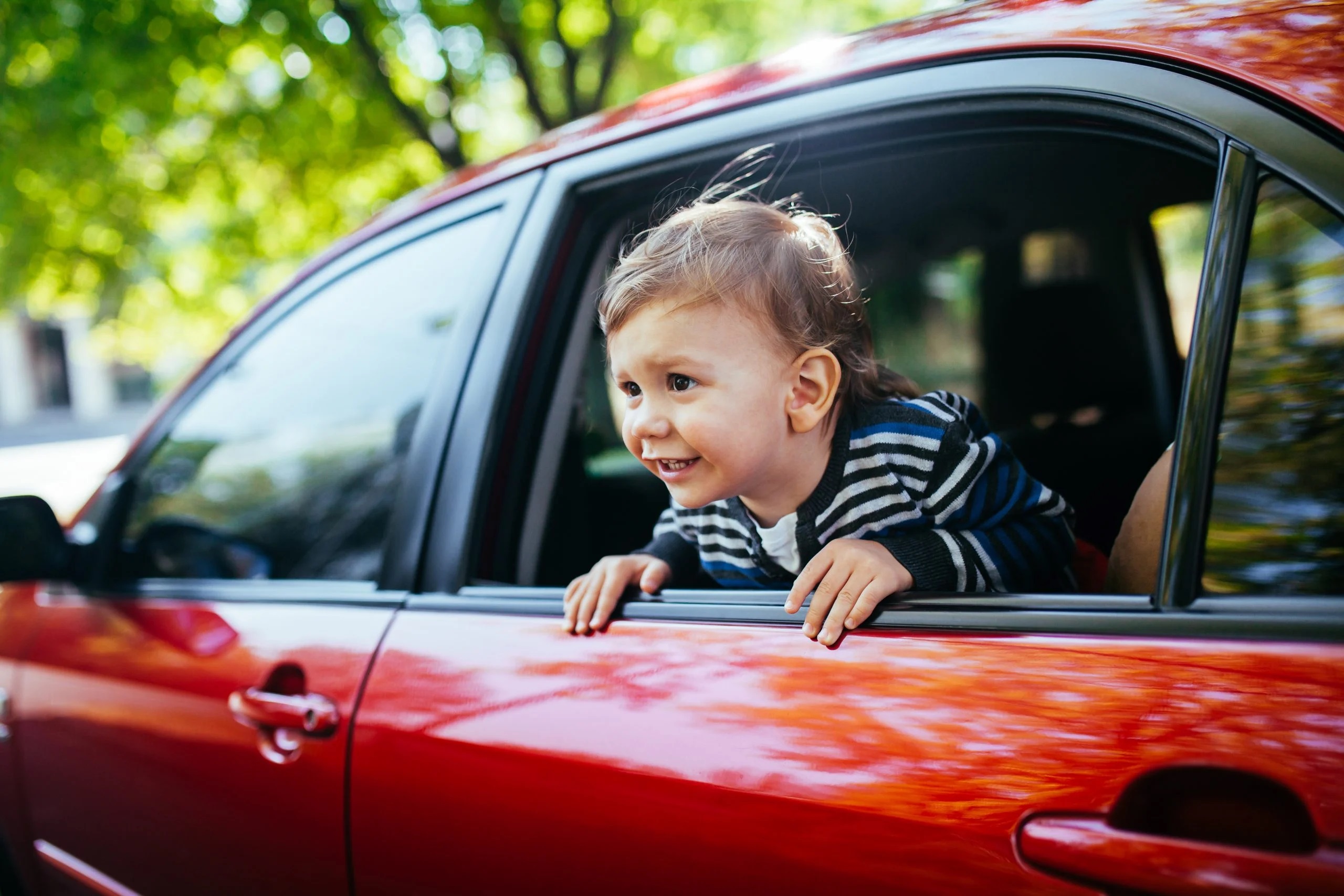 Мальчик смотрит в окно на машину как сделать