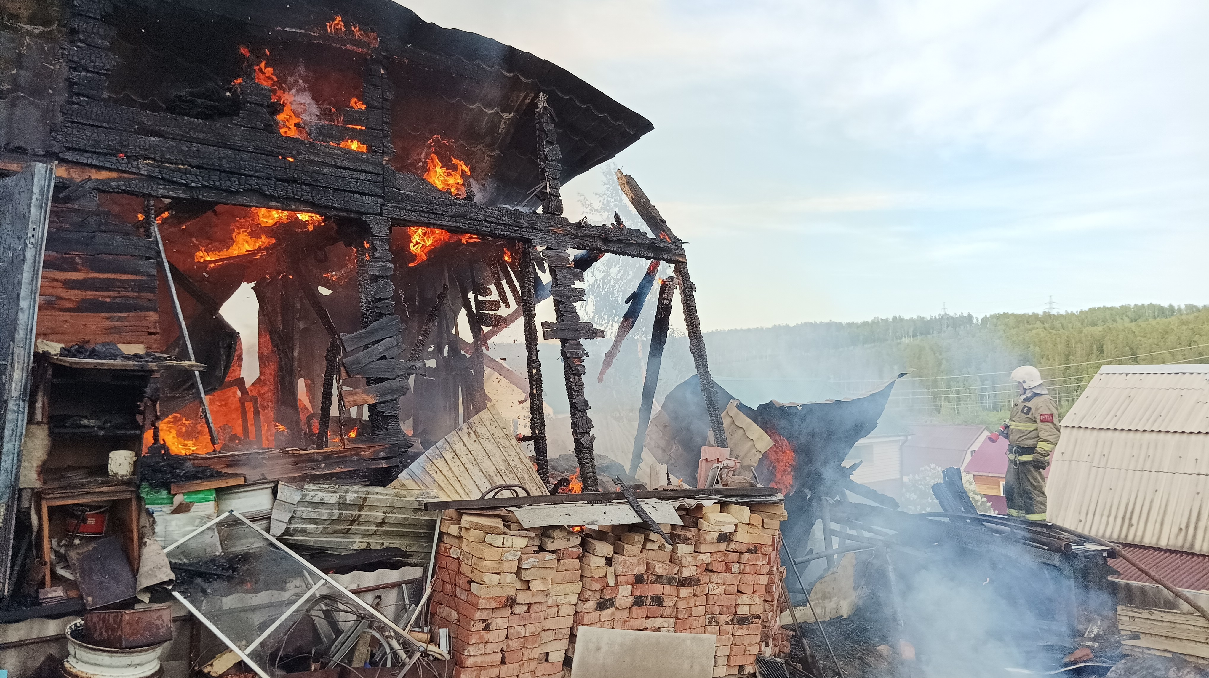 В СНТ «Росинка» по Качугскому тракту приготовление шашлыка обернулось  крупным пожаром (Фоторепортаж) - Происшествия - WEACOM.RU