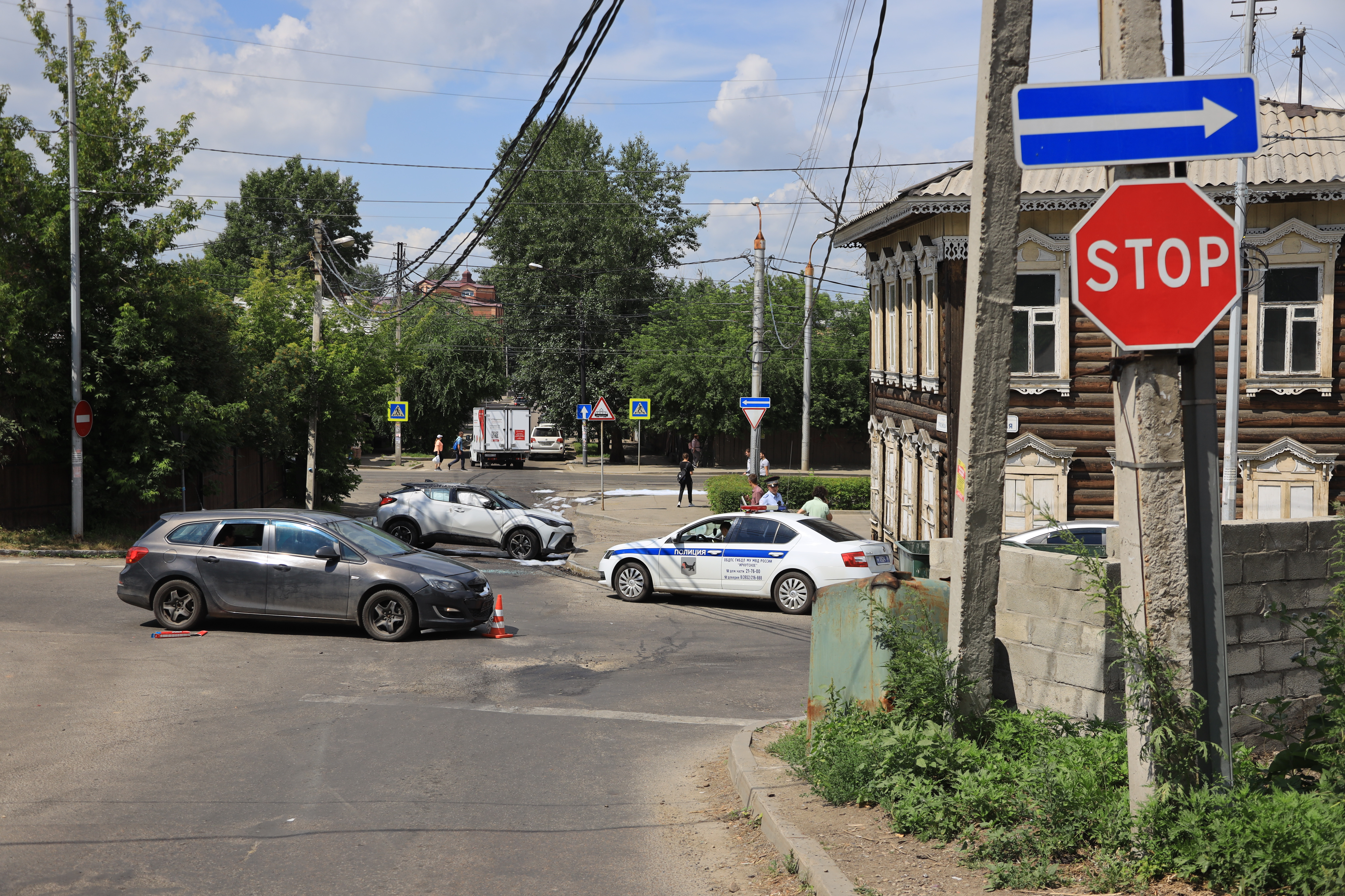 Проигнорировав знак приоритета, автомобиль перевернулся на крышу в  результате столкновения (Фоторепортаж) - Фоторепортажи - WEACOM.RU