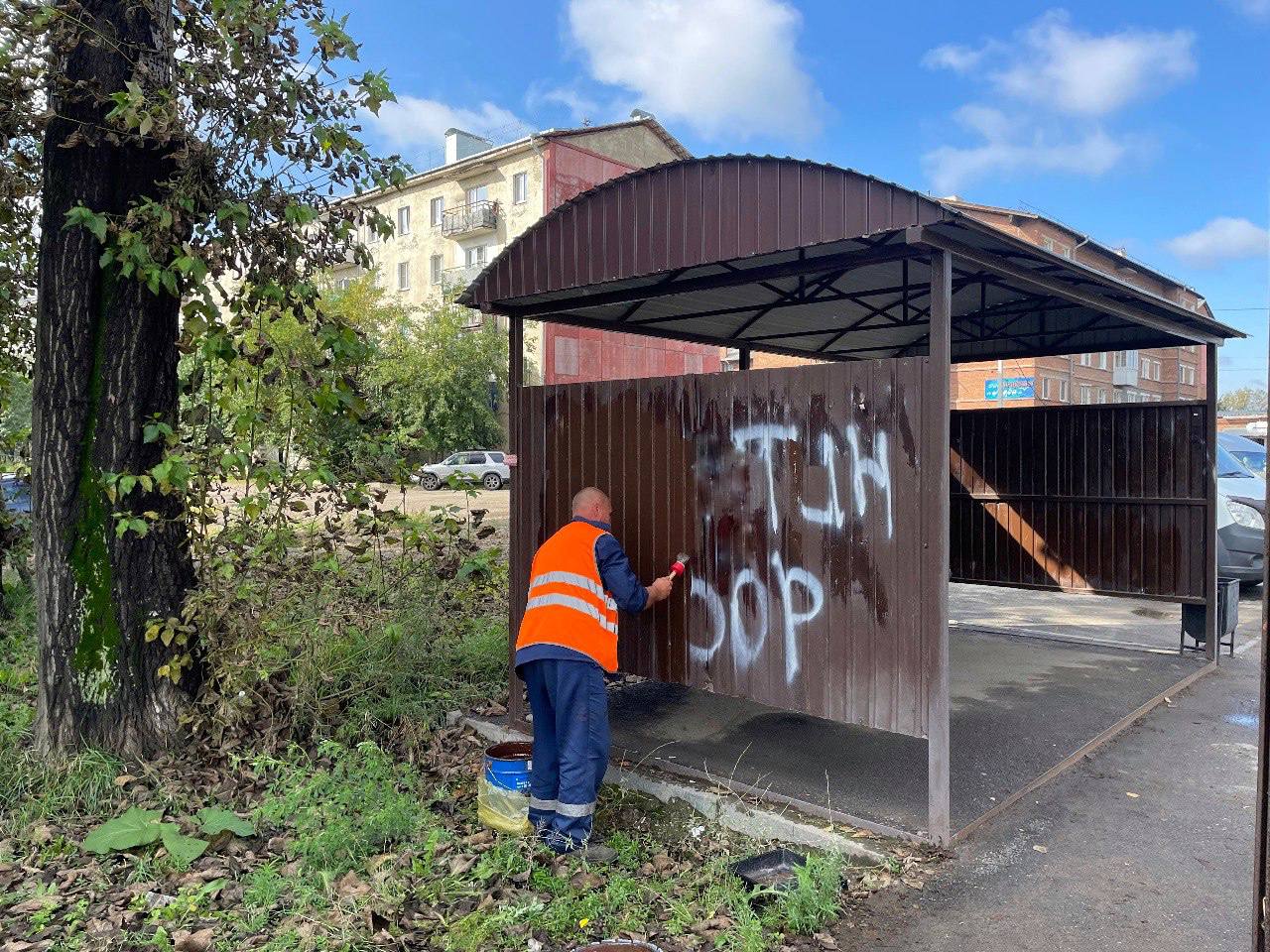 В Рабочем вандалы изрисовали заборы и дома надписями про Распутина |  08.09.2023 | Новости Иркутска - БезФормата