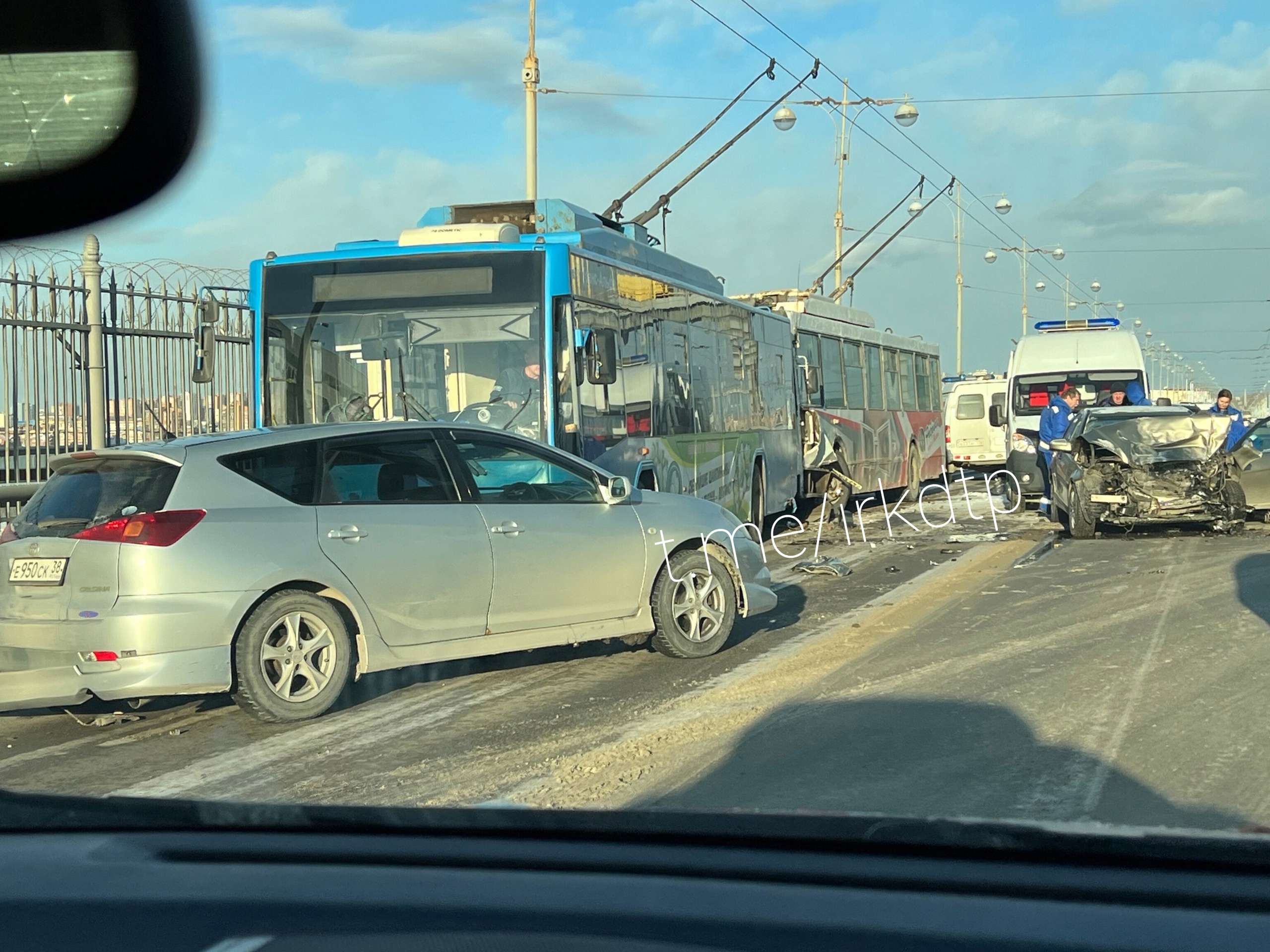 Два троллейбуса и две легковушки попали в ДТП на плотине в Иркутске -  Происшествия - WEACOM.RU